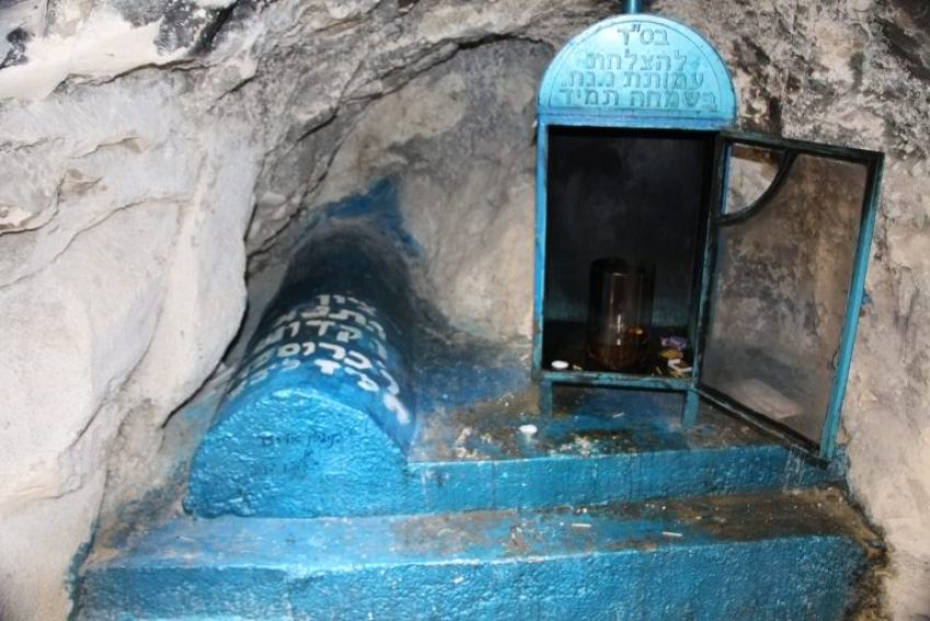 Rabi Kruspadai Tana Tomb